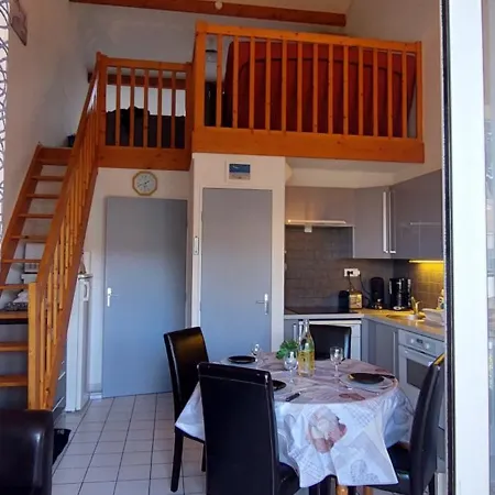 Au Calme Avec Piscine Et Parking Dans Securisee דירה